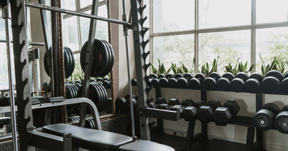 how much does a smith machine bar weigh